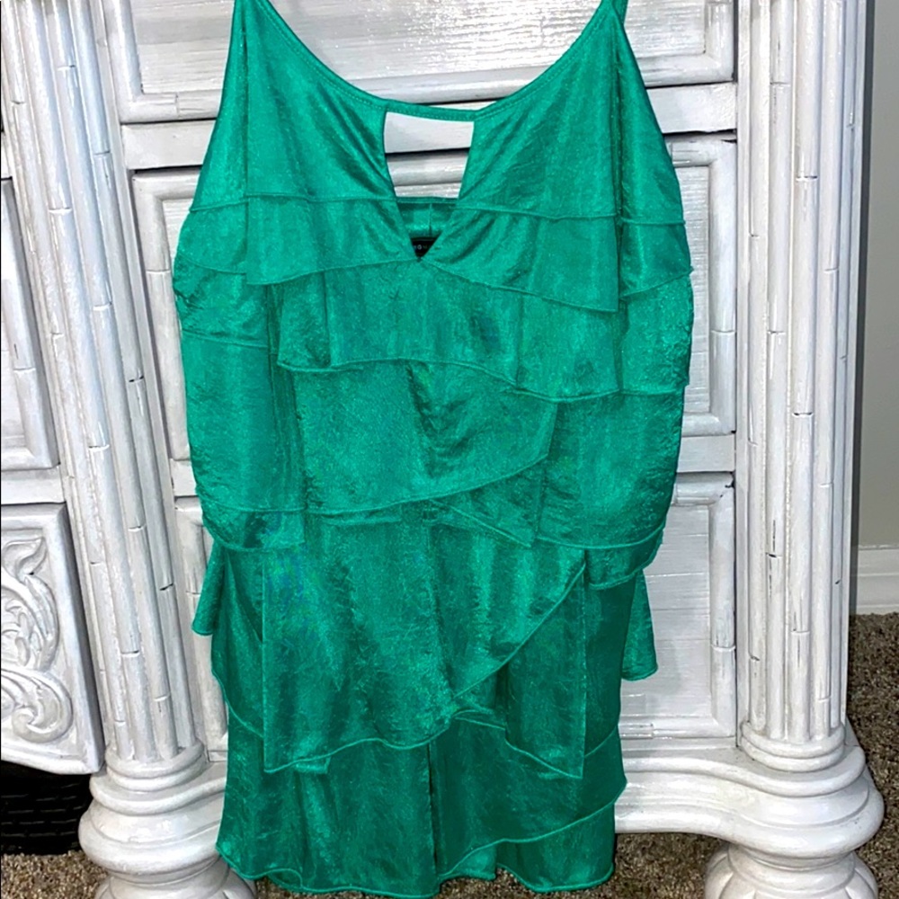 Cute, green ruffle BCBGMAZAZRIA top.